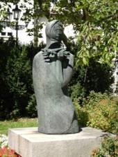 https://upload.wikimedia.org/wikipedia/commons/thumb/3/3c/Marycka_Magdonova_statue.jpg/800px-Marycka_Magdonova_statue.jpg