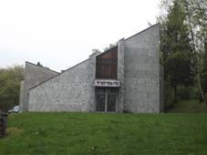 https://upload.wikimedia.org/wikipedia/commons/thumb/3/30/New_jewish_cementery_Ostrava_ceremony_hall.jpg/1280px-New_jewish_cementery_Ostrava_ceremony_hall.jpg