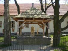 https://upload.wikimedia.org/wikipedia/commons/thumb/3/38/Slezskoostravsk%C3%BD_hrad%2C_ka%C5%A1na_2.JPG/1280px-Slezskoostravsk%C3%BD_hrad%2C_ka%C5%A1na_2.JPG