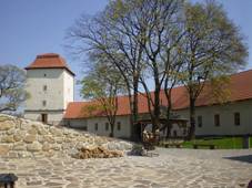http://upload.wikimedia.org/wikipedia/commons/thumb/3/3e/Slezskoostravsk%C3%BD_hrad_3.JPG/800px-Slezskoostravsk%C3%BD_hrad_3.JPG