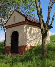 https://upload.wikimedia.org/wikipedia/commons/thumb/b/ba/V%C4%9B%C5%BEnice%2C_small_chapel.jpg/1280px-V%C4%9B%C5%BEnice%2C_small_chapel.jpg