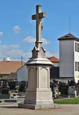Kostel sv. Bartolom�je 10, h�bitov v kosteln�m are�lu..JPG
