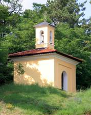 https://upload.wikimedia.org/wikipedia/commons/thumb/5/59/Zdice%2C_%C4%8Cern%C3%ADn%2C_chapel.jpg/800px-Zdice%2C_%C4%8Cern%C3%ADn%2C_chapel.jpg