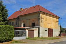 https://upload.wikimedia.org/wikipedia/commons/thumb/6/64/Meclov%2C_old_synagogue%2C_west_view.jpg/1280px-Meclov%2C_old_synagogue%2C_west_view.jpg