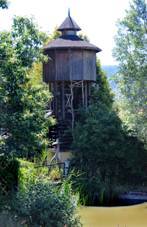 https://upload.wikimedia.org/wikipedia/commons/thumb/b/b6/Pa%C5%99ezov%2C_Nov%C3%BD_Pa%C5%99ezov%2C_tower_by_pond.jpg/800px-Pa%C5%99ezov%2C_Nov%C3%BD_Pa%C5%99ezov%2C_tower_by_pond.jpg