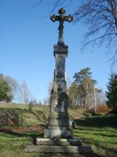 Pot�t�t-Bo�kov-kamenn� k�� z r.1905 p�ed kostelem