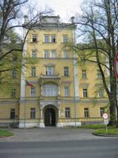 https://upload.wikimedia.org/wikipedia/commons/a/a4/Budova3_1a.jpg