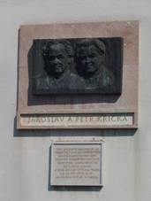 Kel�, rodn� d�m brat�� K�i�k�, deska.JPG