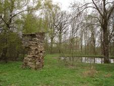 https://upload.wikimedia.org/wikipedia/commons/thumb/1/12/Torzo_tvrze_u_%C4%8Dp._13_ve_Spe%C5%99ic%C3%ADch.jpg/1024px-Torzo_tvrze_u_%C4%8Dp._13_ve_Spe%C5%99ic%C3%ADch.jpg