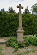 Hustope�e cemetery main cross 6659.jpg