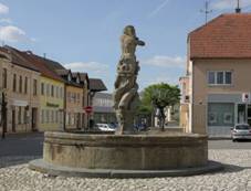 https://upload.wikimedia.org/wikipedia/commons/thumb/d/d6/Hustope%C4%8De_-_ka%C5%A1na_na_Dukelsk%C3%A9m_n%C3%A1m%C4%9Bst%C3%AD_obr3.jpg/800px-Hustope%C4%8De_-_ka%C5%A1na_na_Dukelsk%C3%A9m_n%C3%A1m%C4%9Bst%C3%AD_obr3.jpg