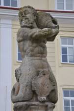 https://upload.wikimedia.org/wikipedia/commons/thumb/d/dd/Hustope%C4%8De-Dukelsk%C3%A9-n%C3%A1m%C4%9Bst%C3%AD-ka%C5%A1na2015a.jpg/800px-Hustope%C4%8De-Dukelsk%C3%A9-n%C3%A1m%C4%9Bst%C3%AD-ka%C5%A1na2015a.jpg