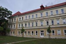 Hustope�e-Masarykovo-n�m�st�-b�val�-�kola2015b.jpg