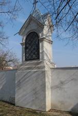 https://upload.wikimedia.org/wikipedia/commons/thumb/4/49/%C3%9Ajezd_u_Brna%2C_kapli%C4%8Dka.jpg/800px-%C3%9Ajezd_u_Brna%2C_kapli%C4%8Dka.jpg