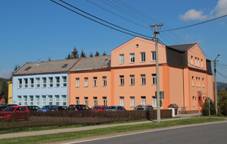https://upload.wikimedia.org/wikipedia/commons/thumb/2/2c/Z%C3%A1kladn%C3%AD_%C5%A1kola_a_mate%C5%99sk%C3%A1_%C5%A1kola_Adolfovice.jpg/1280px-Z%C3%A1kladn%C3%AD_%C5%A1kola_a_mate%C5%99sk%C3%A1_%C5%A1kola_Adolfovice.jpg