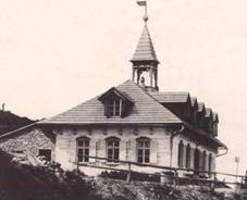 https://upload.wikimedia.org/wikipedia/commons/thumb/7/71/ChataJirihoNaSeraku1898.jpg/1280px-ChataJirihoNaSeraku1898.jpg