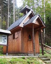 https://upload.wikimedia.org/wikipedia/commons/thumb/6/6e/%C4%8Cesk%C3%A1_Ves_%28JE%29%2C_kaple_Ov%C4%8D%C3%AD_paseka_%282%29.jpg/1024px-%C4%8Cesk%C3%A1_Ves_%28JE%29%2C_kaple_Ov%C4%8D%C3%AD_paseka_%282%29.jpg