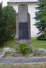 https://upload.wikimedia.org/wikipedia/commons/thumb/d/d9/Hat%C3%ADn%2C_okres_Jind%C5%99ich%C5%AFv_Hradec_%284%29.JPG/800px-Hat%C3%ADn%2C_okres_Jind%C5%99ich%C5%AFv_Hradec_%284%29.JPG