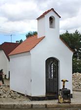 https://upload.wikimedia.org/wikipedia/commons/thumb/1/11/Jaro%C5%A1ov_nad_Ne%C5%BE%C3%A1rkou%2C_Host%C4%9Bjeves%2C_chapel.jpg/1280px-Jaro%C5%A1ov_nad_Ne%C5%BE%C3%A1rkou%2C_Host%C4%9Bjeves%2C_chapel.jpg