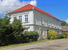 https://upload.wikimedia.org/wikipedia/commons/thumb/4/41/Lodh%C3%A9%C5%99ov%2C_Studnice%2C_old_school.jpg/1280px-Lodh%C3%A9%C5%99ov%2C_Studnice%2C_old_school.jpg