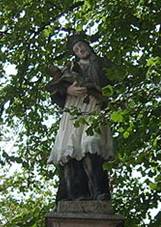 https://upload.wikimedia.org/wikipedia/commons/thumb/0/04/Dolnidvoriste_socha.JPG/1024px-Dolnidvoriste_socha.JPG