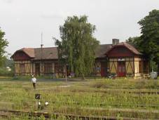 https://upload.wikimedia.org/wikipedia/commons/thumb/9/92/Kladno_Dubi_railway_station_CZ_029.jpg/1024px-Kladno_Dubi_railway_station_CZ_029.jpg