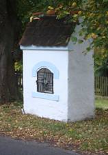 https://upload.wikimedia.org/wikipedia/commons/thumb/b/bd/B%C3%AD%C5%BEanovy%2C_kaple.jpg/800px-B%C3%AD%C5%BEanovy%2C_kaple.jpg