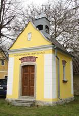 https://upload.wikimedia.org/wikipedia/commons/thumb/0/02/Chapel_in_Pl%C3%A1ni%C4%8Dka%2C_%C4%8C%C3%ADha%C5%88%2C_Klatovy_District.jpg/800px-Chapel_in_Pl%C3%A1ni%C4%8Dka%2C_%C4%8C%C3%ADha%C5%88%2C_Klatovy_District.jpg