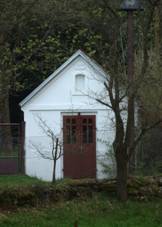 https://upload.wikimedia.org/wikipedia/commons/thumb/9/9b/Tr%C5%BEek%2C_kaple.jpg/800px-Tr%C5%BEek%2C_kaple.jpg