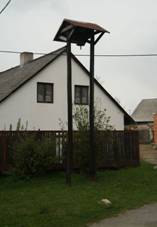 https://upload.wikimedia.org/wikipedia/commons/thumb/a/ae/Bell_tower_in_Lh%C5%AFta%2C_Mocht%C3%ADn%2C_Klatovy_District.jpg/800px-Bell_tower_in_Lh%C5%AFta%2C_Mocht%C3%ADn%2C_Klatovy_District.jpg