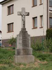https://upload.wikimedia.org/wikipedia/commons/thumb/5/59/Klatovy-To%C4%8Dn%C3%ADk%2C_k%C5%99%C3%AD%C5%BE_%288358%29.jpg/1280px-Klatovy-To%C4%8Dn%C3%ADk%2C_k%C5%99%C3%AD%C5%BE_%288358%29.jpg