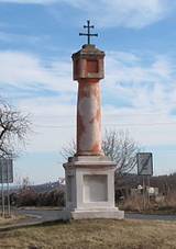 https://upload.wikimedia.org/wikipedia/commons/thumb/9/99/%C4%8Cerven%C3%A9_Pe%C4%8Dky%2C_k%C5%99%C3%AD%C5%BEek.jpg/1024px-%C4%8Cerven%C3%A9_Pe%C4%8Dky%2C_k%C5%99%C3%AD%C5%BEek.jpg
