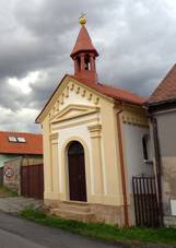 https://upload.wikimedia.org/wikipedia/commons/thumb/e/e9/Bojiste_%28Cervene_Pecky%29.JPG/1024px-Bojiste_%28Cervene_Pecky%29.JPG