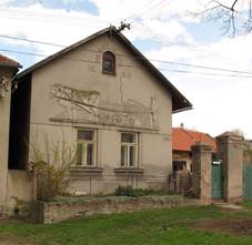 Doln� Chvatliny, fas�da s or��em.jpg