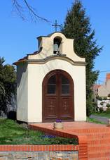 https://upload.wikimedia.org/wikipedia/commons/thumb/9/94/Krychnov%2C_chapel.jpg/800px-Krychnov%2C_chapel.jpg