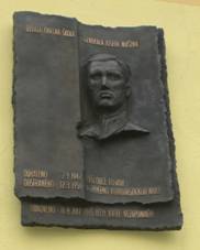 https://upload.wikimedia.org/wikipedia/commons/thumb/1/17/PametniDeskaSkolaGenMasinaLosany.jpg/800px-PametniDeskaSkolaGenMasinaLosany.jpg