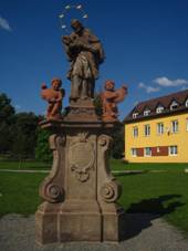 https://upload.wikimedia.org/wikipedia/commons/thumb/2/2e/Pla%C5%88any_-_svat%C3%BD_Jan_Nepomuck%C3%BD_%282%29.JPG/800px-Pla%C5%88any_-_svat%C3%BD_Jan_Nepomuck%C3%BD_%282%29.JPG