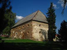 https://upload.wikimedia.org/wikipedia/commons/thumb/b/bc/Pla%C5%88any_-_tzv._M%C3%ADrkovsk%C3%A1_tvrz_v_ulici_Pode_Dvorem_%282%29.jpg/1024px-Pla%C5%88any_-_tzv._M%C3%ADrkovsk%C3%A1_tvrz_v_ulici_Pode_Dvorem_%282%29.jpg