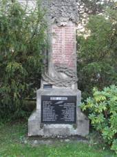 https://upload.wikimedia.org/wikipedia/commons/thumb/e/ed/Sendrazice_%28Kolin%29_I._Pamatnik.jpg/800px-Sendrazice_%28Kolin%29_I._Pamatnik.jpg