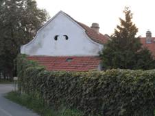 https://upload.wikimedia.org/wikipedia/commons/thumb/e/ed/Sendrazice_%28Kolin%29_G._DumUliceKOvcarum.jpg/1024px-Sendrazice_%28Kolin%29_G._DumUliceKOvcarum.jpg