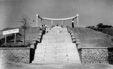 https://upload.wikimedia.org/wikipedia/commons/5/5b/%C5%A0vehl%C5%AFv_pomn%C3%ADk%2C_1936.jpg