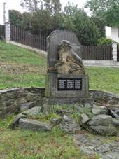 Jarov, pomn�k padl�m, pohled m�rn� zleva, 1.jpg