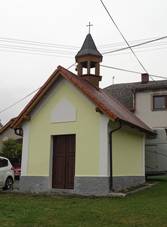 Pl�n�, kaple, pohled m�rn� zprava.jpg