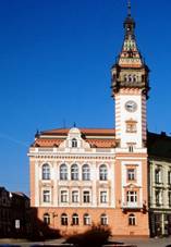 Budova krnovsk� radnice s p�ilehlou spo�itelnou.