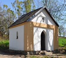 Kaple sv. Petra a Pavla v jarn�m sv�tle, duben 2018.