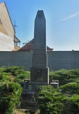 Ple�ovec, pomn�k.jpg