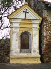 https://upload.wikimedia.org/wikipedia/commons/5/52/Nechyba%2C_kaple_svat%C3%A9ho_Prokopa.jpg