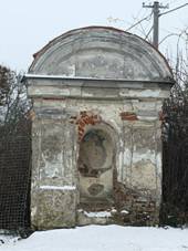 https://upload.wikimedia.org/wikipedia/commons/thumb/3/3d/Kaple_Panny_Marie%2C_Nechyba_%28%C3%9A%C5%BEice%29.jpg/800px-Kaple_Panny_Marie%2C_Nechyba_%28%C3%9A%C5%BEice%29.jpg