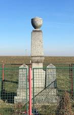 https://upload.wikimedia.org/wikipedia/commons/thumb/8/88/Pomn%C3%ADk_ob%C4%9Btem_1._sv%C4%9Btov%C3%A9_v%C3%A1lky%2C_Nechyba_%28%C3%9A%C5%BEice%29.jpg/800px-Pomn%C3%ADk_ob%C4%9Btem_1._sv%C4%9Btov%C3%A9_v%C3%A1lky%2C_Nechyba_%28%C3%9A%C5%BEice%29.jpg