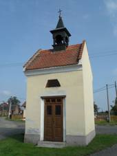 https://upload.wikimedia.org/wikipedia/commons/thumb/d/d0/Rendejov_C._KaplickaSeZvonickou.jpg/800px-Rendejov_C._KaplickaSeZvonickou.jpg